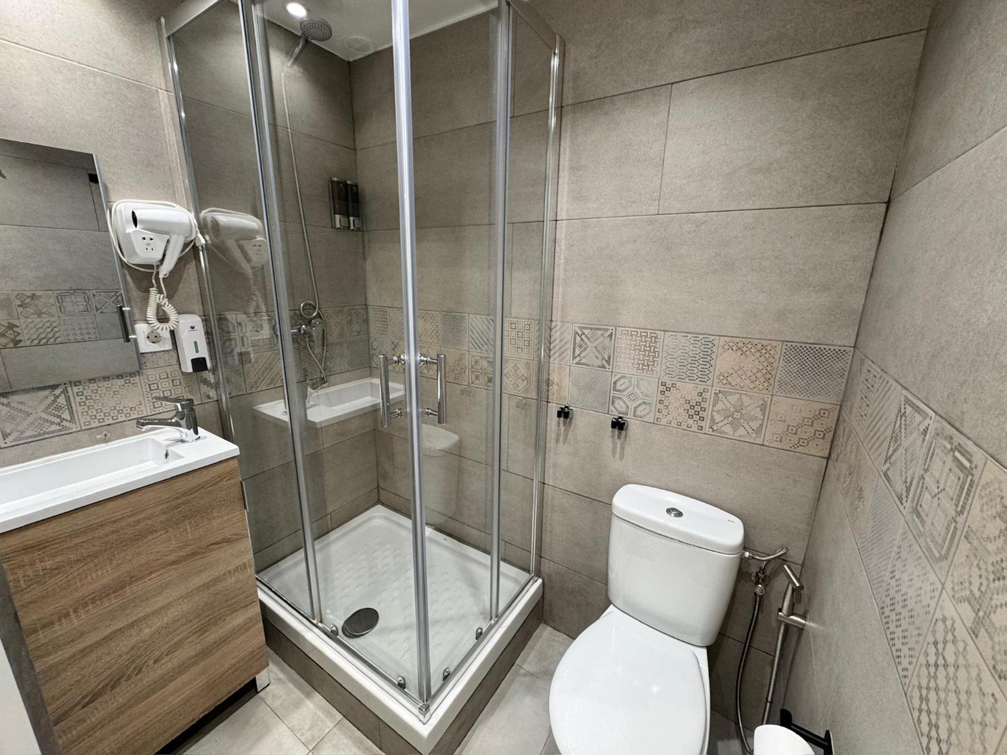 Apartamentos Con Bano Privado Frente Al Metro L5 Barcelona-Hospitalet Оспиталет-де-Льобрегат Экстерьер фото