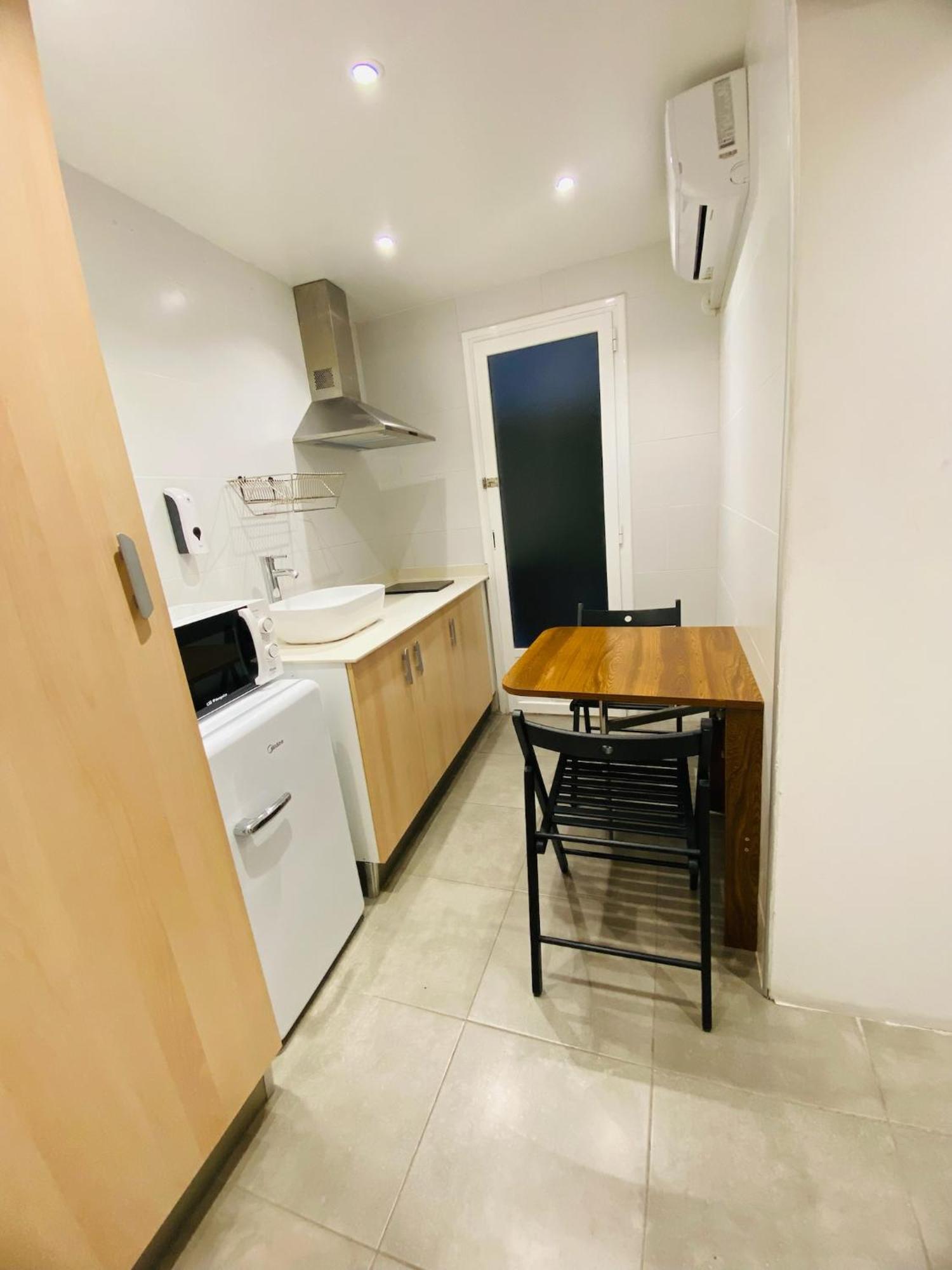 Apartamentos Con Bano Privado Frente Al Metro L5 Barcelona-Hospitalet Оспиталет-де-Льобрегат Экстерьер фото