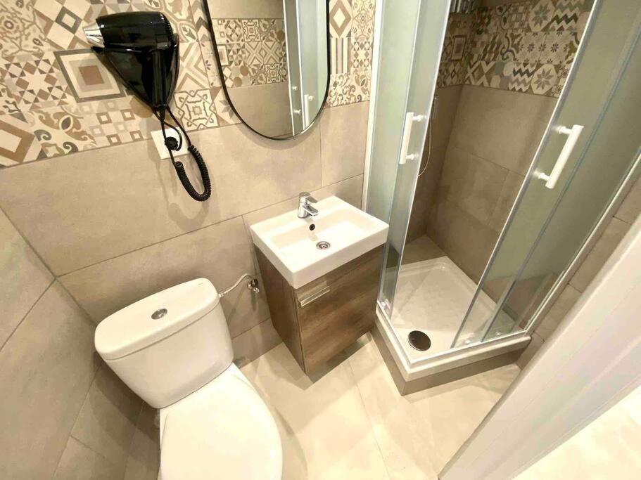 Apartamentos Con Bano Privado Frente Al Metro L5 Barcelona-Hospitalet Оспиталет-де-Льобрегат Экстерьер фото