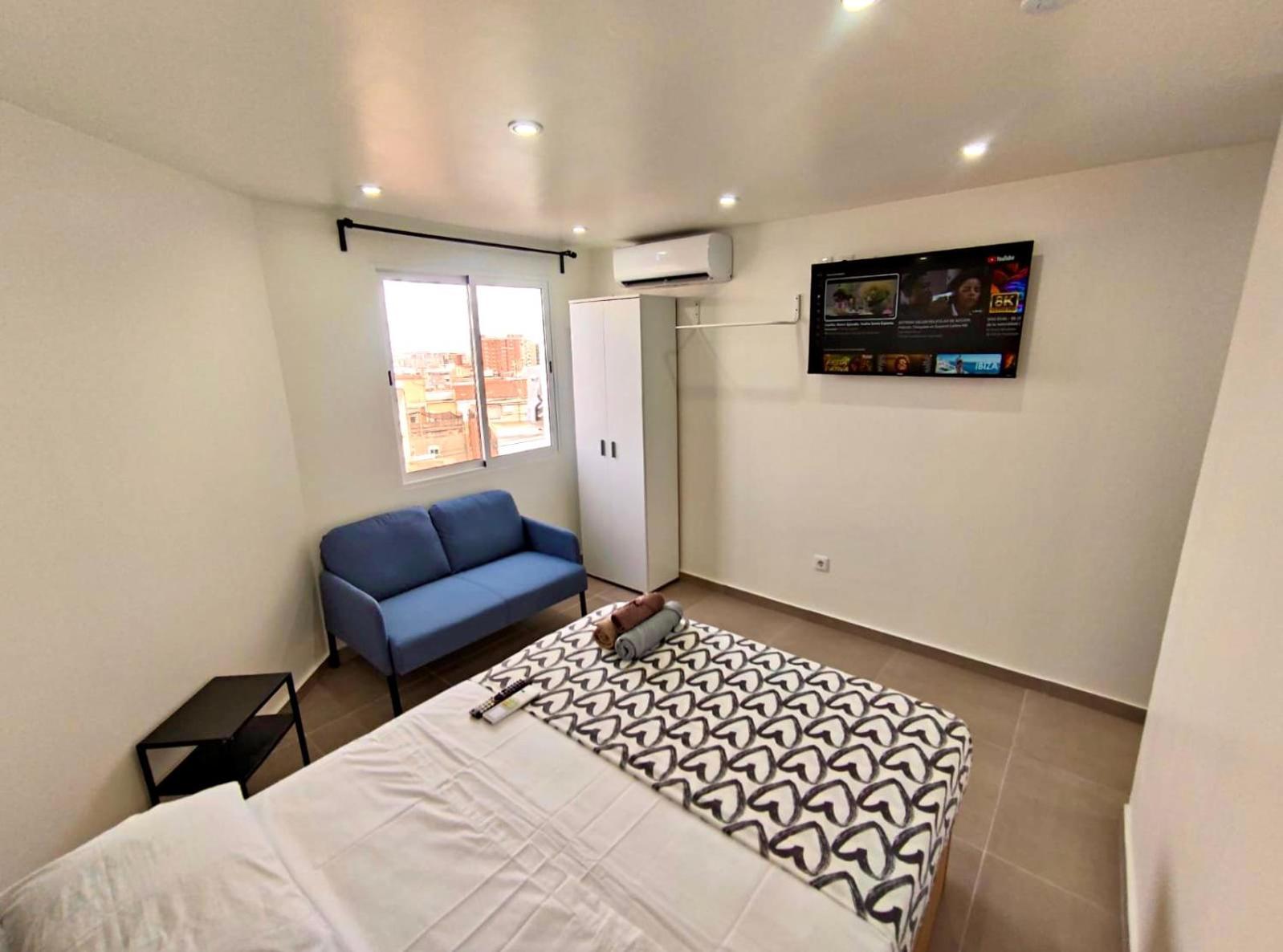 Apartamentos Con Bano Privado Frente Al Metro L5 Barcelona-Hospitalet Оспиталет-де-Льобрегат Экстерьер фото