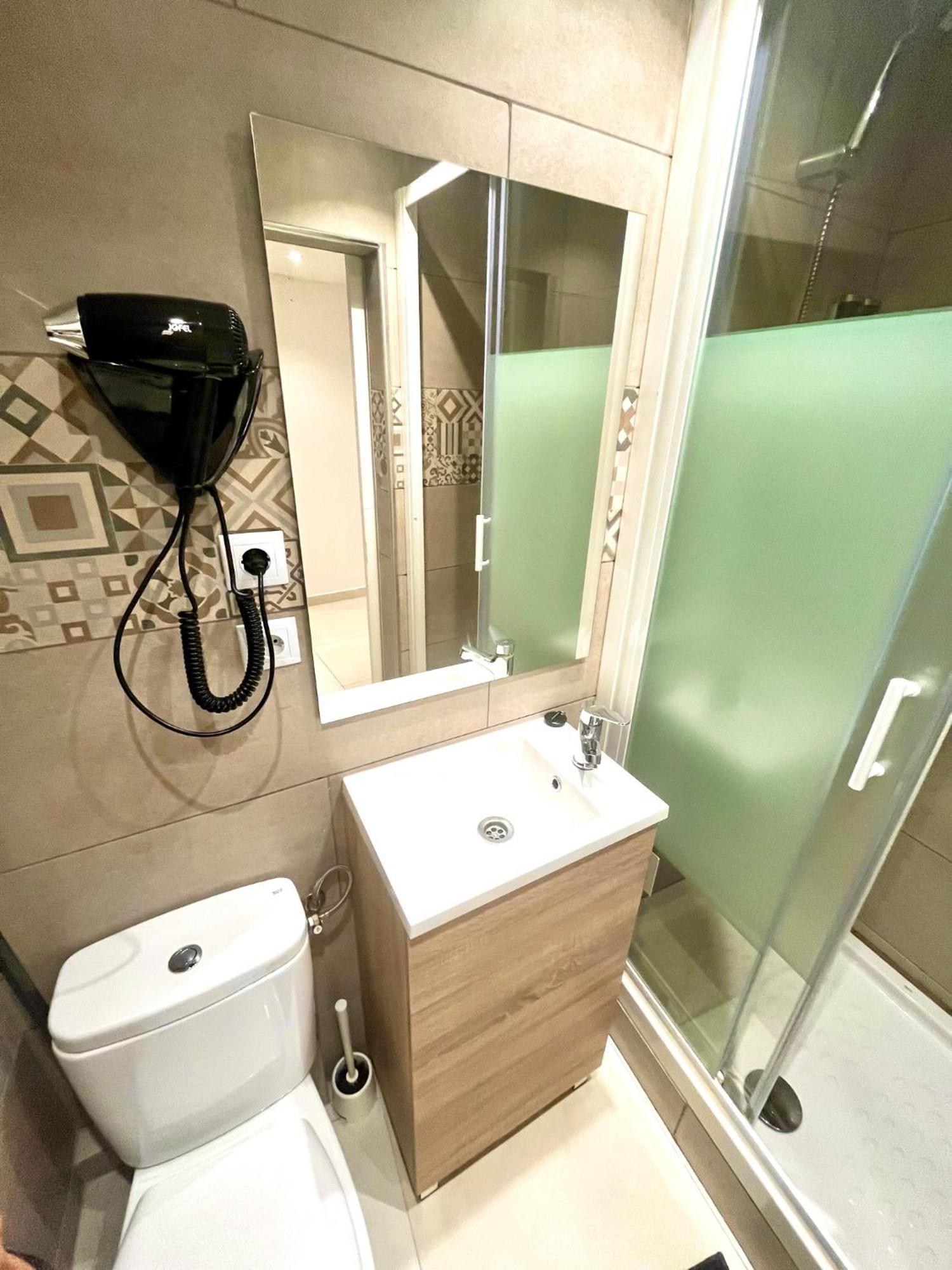Apartamentos Con Bano Privado Frente Al Metro L5 Barcelona-Hospitalet Оспиталет-де-Льобрегат Экстерьер фото
